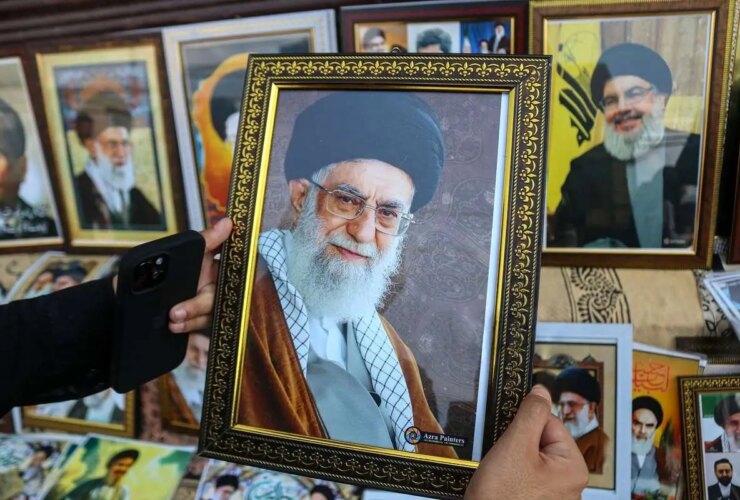 عکس فروش تصاویر رهبر انقلابی در کشمیر