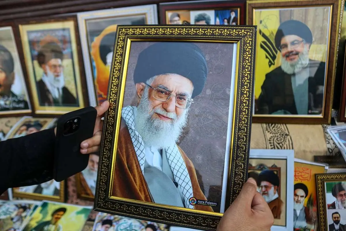 عکس فروش تصاویر رهبر انقلابی در کشمیر