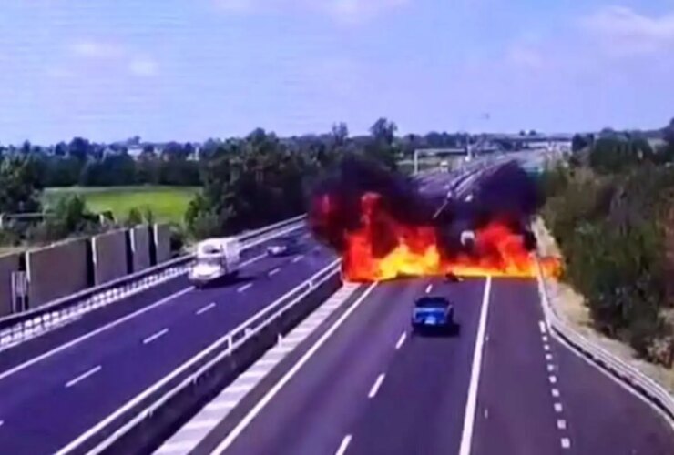 تصادف هواپیمای ایتالیایی در وسط بزرگراه