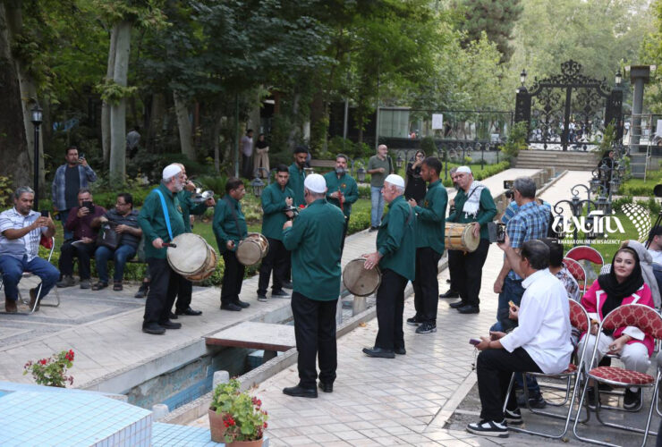 هنرمندان صدای مردم هستند و سینمای ایران هویت و سفیر صلح را حمل می کند