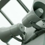 مجهز به سیستم های اعلان در دسترس عموم