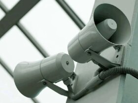 مجهز به سیستم های اعلان در دسترس عموم