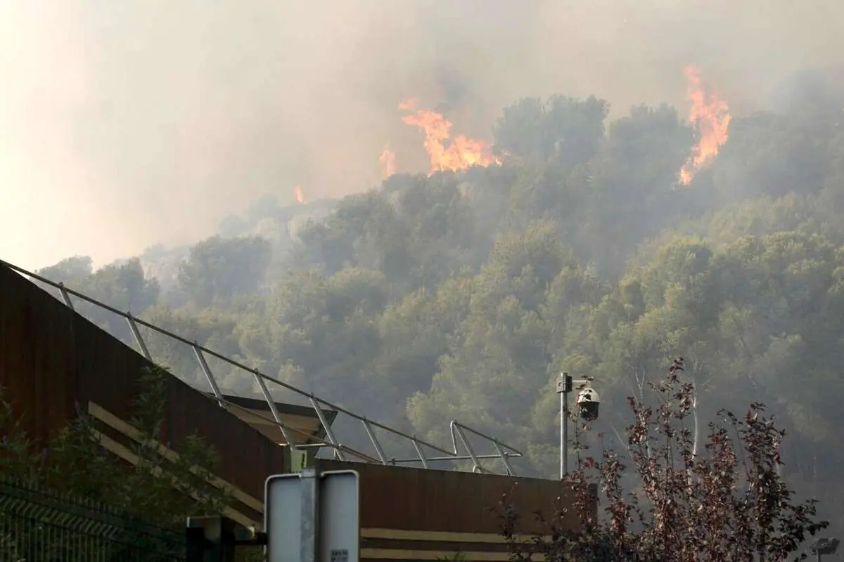آتش سوزی گسترده در فرانسه ، مارسی بسته شد 4 آتش سوزی گسترده در فرانسه ، مارسی بسته شد