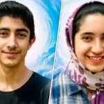 آتش نشان که چهره های خانواده خود را از زیر آوار خارج می کند