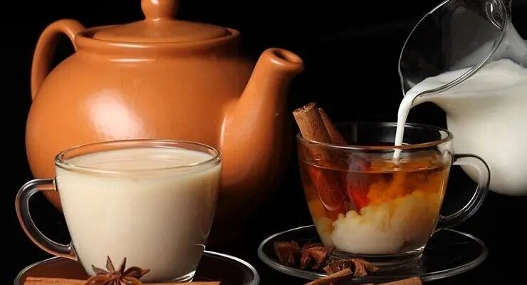 آیا باید قبل از جوش خوردن شیر درون چای ریخته شود؟