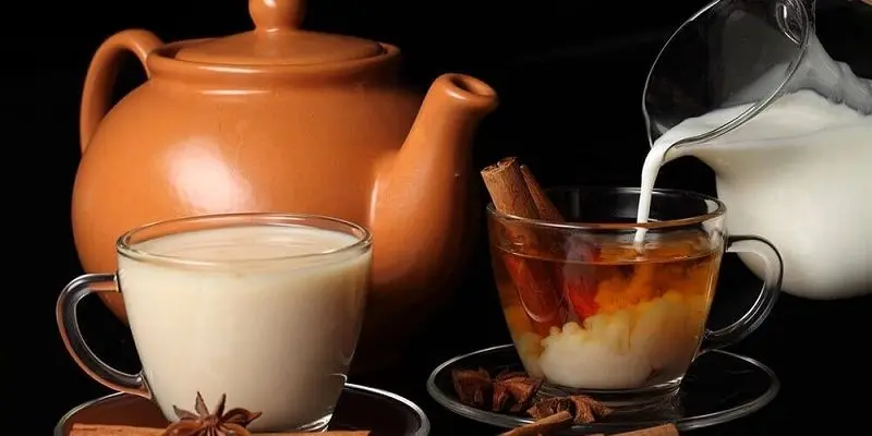 آیا باید قبل از جوش خوردن شیر درون چای ریخته شود؟