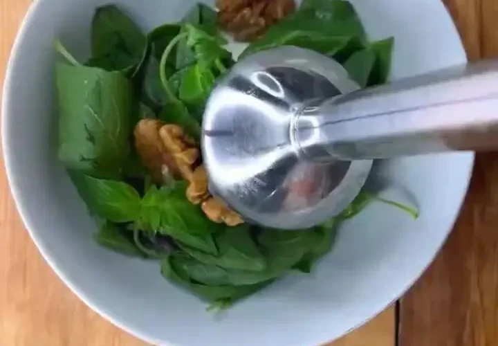 برای دیدن نحوه تهیه سالاد مرغ رژیم غذایی