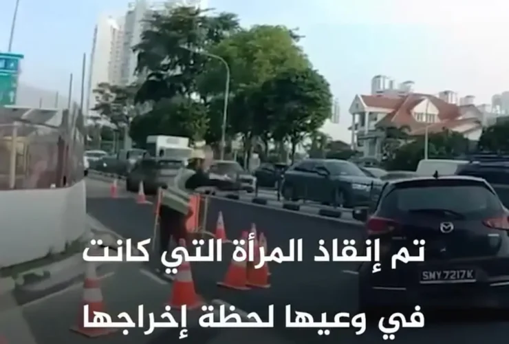 برای دیدن یک گودال بزرگ و کامل پر از آب ماشین را بلعید