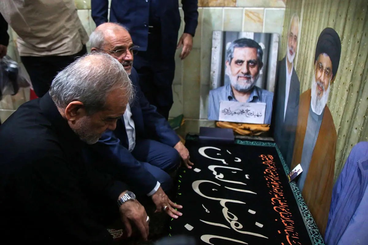 حاشیه و متن وجود پزشکی Massooud در معبد پیامبر ماسومه 4 حاشیه و متن وجود پزشکی Massooud در معبد پیامبر ماسومه