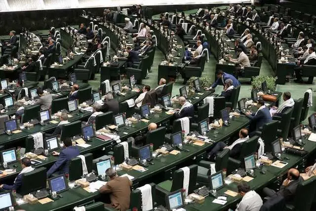 حمله شدید به یک روزنامه به پارلمان: چرا می خواهید قانون ملی مهاجرت را در یک کمیسیون مخفی تصویب کنید؟