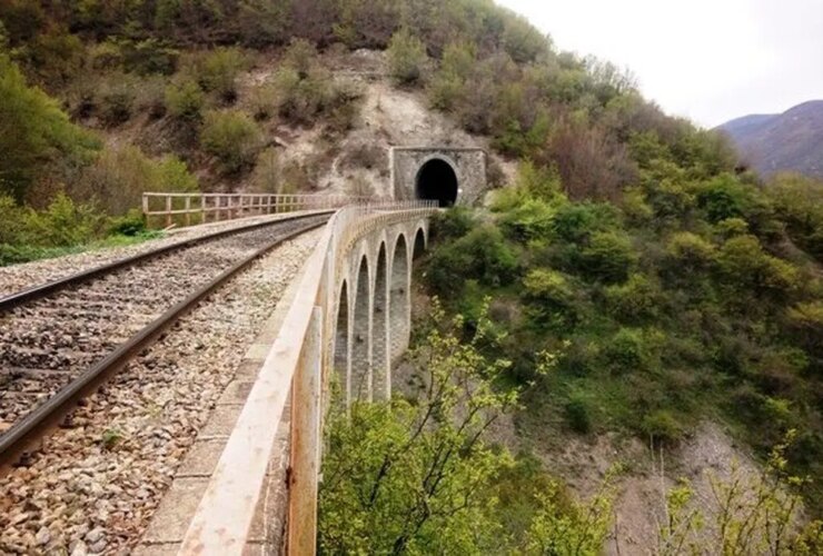 قطارها در راه آهن شمالی ادامه داشتند
