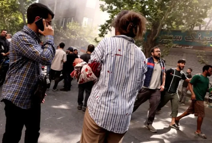 ما مانند یک فرمان جدید مانند دختران ساخته شده از سیب از آنها به نظر می رسیم