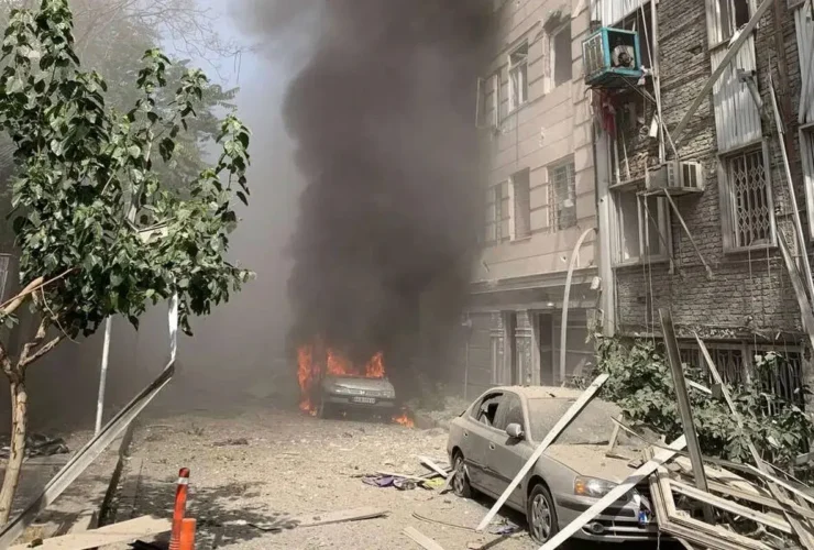 چه کسی به اتومبیل های آسیب دیده در جنگ آسیب می رساند؟ 34 چه کسی به اتومبیل های آسیب دیده در جنگ آسیب می رساند؟