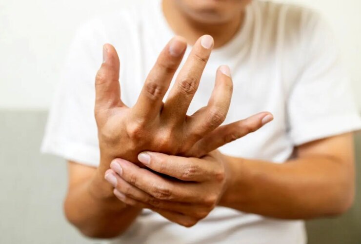 چگونه می توان لرزهای غیر منتظره دستها را کنترل کرد؟ 18 چگونه می توان لرزهای غیر منتظره دستها را کنترل کرد؟