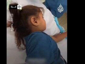 برای دیدن کودک فلسطینی با وجود گلوله ها زنده مانده است