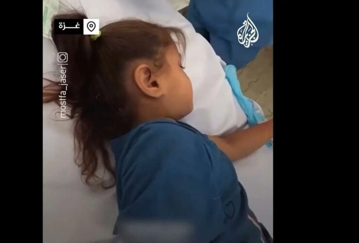 برای دیدن کودک فلسطینی با وجود گلوله ها زنده مانده است