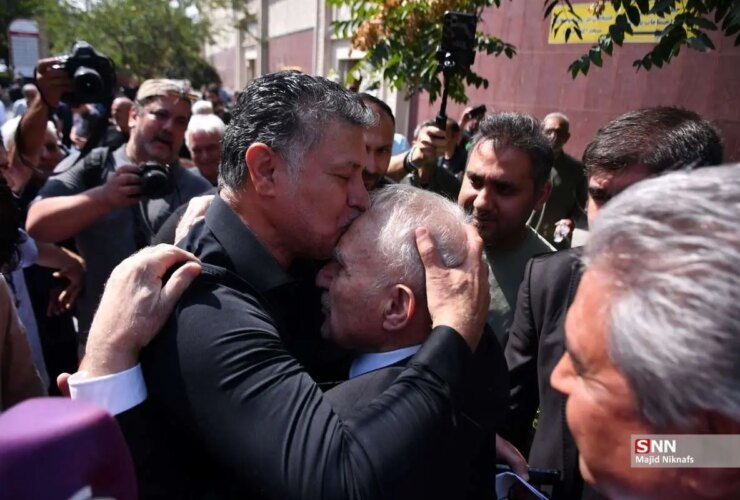 عکس بوسه علی دائی روی پیشانی حسین کلانی 16 عکس بوسه علی دائی روی پیشانی حسین کلانی