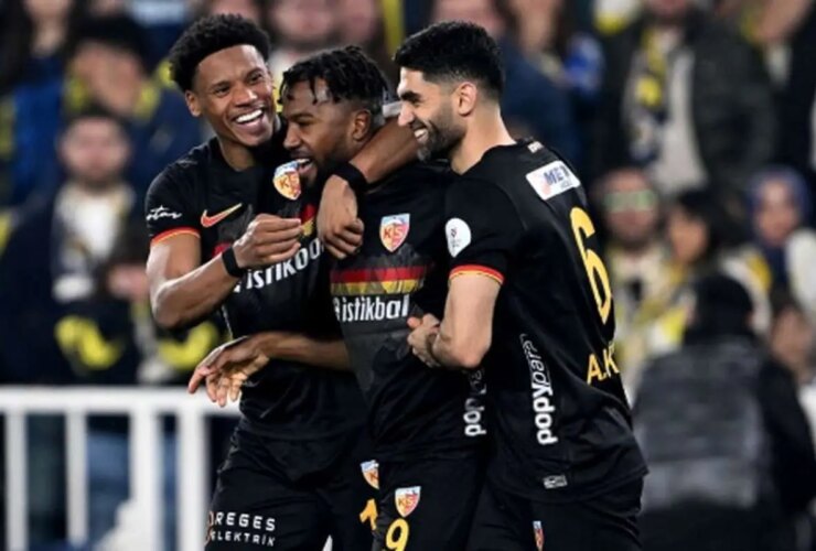 بمب استقلال در آستانه انفجار ؛ نازون وارد می شود!