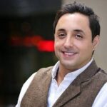 رامباد جوان در رختخواب می رسد و وقتی می خواهد تمرکز کند با مشتریان خود صحبت می کند!