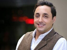 رامباد جوان در رختخواب می رسد و وقتی می خواهد تمرکز کند با مشتریان خود صحبت می کند!