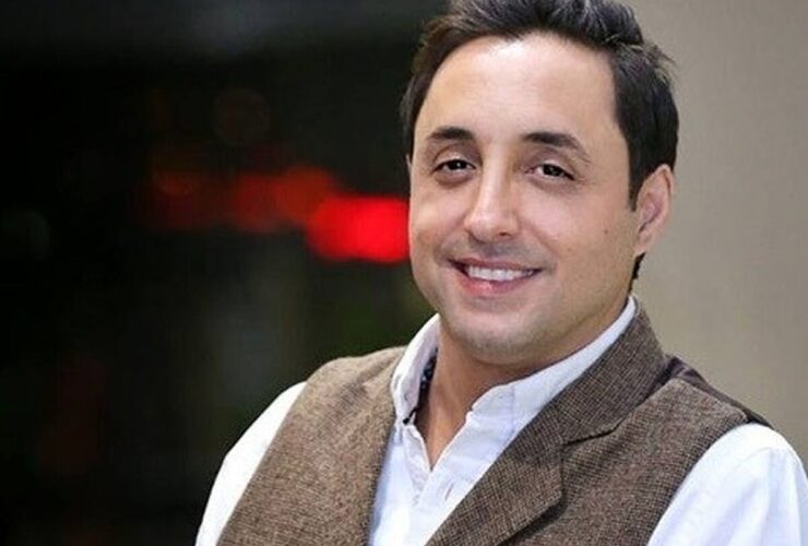 رامباد جوان در رختخواب می رسد و وقتی می خواهد تمرکز کند با مشتریان خود صحبت می کند!