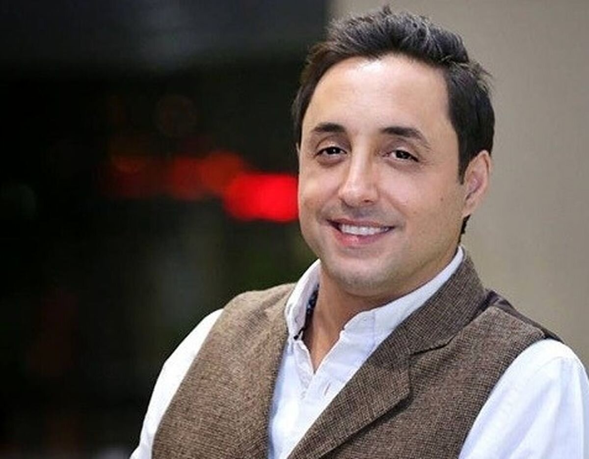 رامباد جوان در رختخواب می رسد و وقتی می خواهد تمرکز کند با مشتریان خود صحبت می کند!