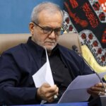 از اشتباهات کلامی انتقاد می کند.