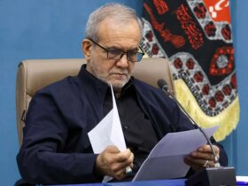 از اشتباهات کلامی انتقاد می کند.