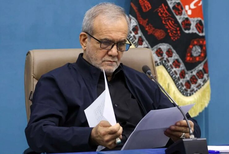 از اشتباهات کلامی انتقاد می کند.