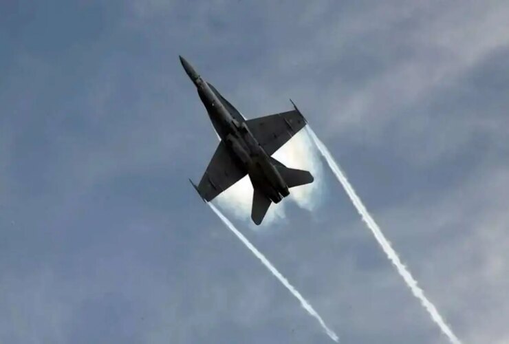 برای نجات یک لحظه جادویی ؛ رنگین کمان بخار در F-18 Fighter Alial Show