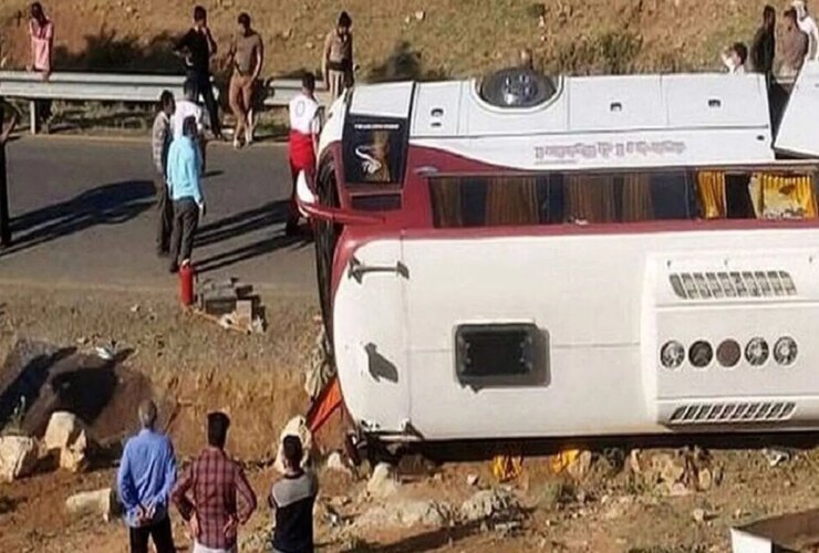 انحراف از جاده اتوبوس حامل زائران ایرانی ؛ 4 نفر زخمی شدند