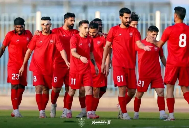 خطر توسط گوش های پرسپولیس رد شد 18 خطر توسط گوش های پرسپولیس رد شد