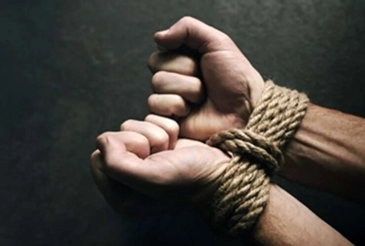 میزبانی گروگان با سوزش و چاقو ؛ گرفتن ویزا با یک فاجعه