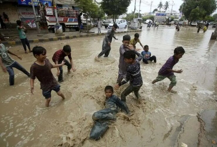 او کراچی را گرفت. Yağmur 4 زندگی مردم را گرفت