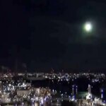 عبور از یک توپ روشن و داغ از آسمان ژاپن
