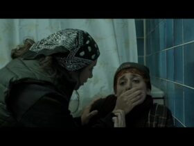دختر تنها که برای یک سفارش اشتباه می کند ، او را به یک ماجراجویی غیرقابل پیش بینی می رساند