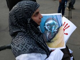 تصاویر گردهمایی گروهی از پزشکان در مقابل دانشگاه تهران