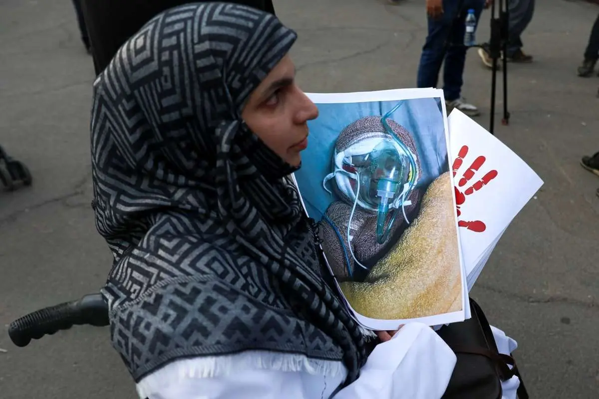 تصاویر گردهمایی گروهی از پزشکان در مقابل دانشگاه تهران
