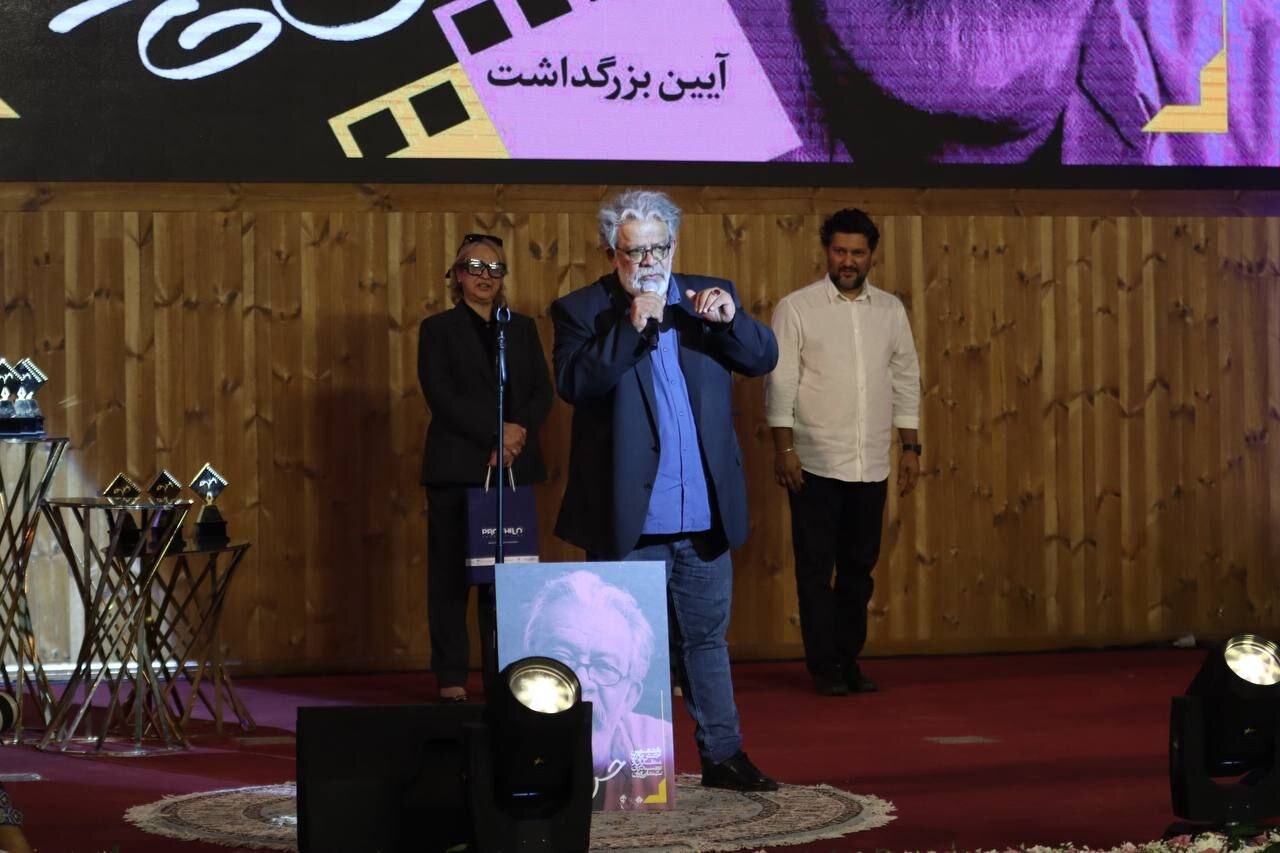 1756581435 271 حسن پورشیرازی برای جشن بهترین منتقدین به امین حای از