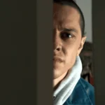 "EV" برای کسانی که علاقه مند به بررسی فیلم ترسناک / فیلم ترسناک هستند با لایه های روانشناختی و اجتماعی کار می کند