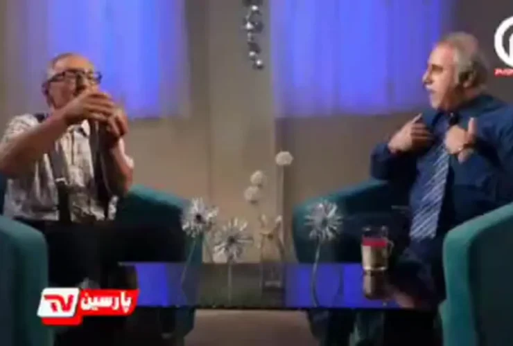 Zibaklam: رضا پهلوی دست چپ خود را در دست راست خود گذاشت.