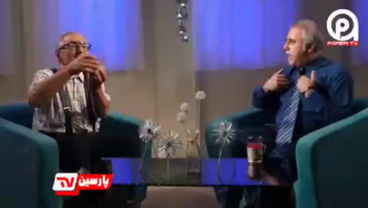 Zibaklam: رضا پهلوی دست چپ خود را در دست راست خود گذاشت.