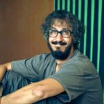 آیا او فیلم یک مرد را تماشا می کند؟
