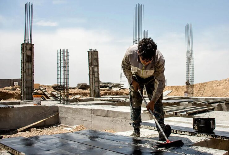 آیا مهاجران افغان به عنوان ناجی اقتصاد یا نیروی کار ایران هستند؟