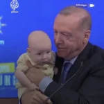 اردوغان لحظه ای از تصویر را با یک کودک گرفت