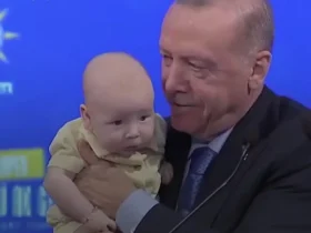اردوغان لحظه ای از تصویر را با یک کودک گرفت