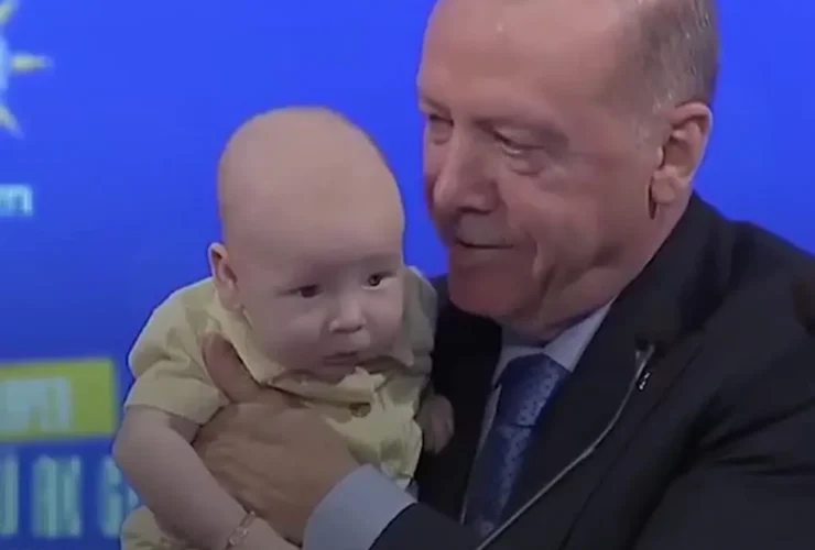 اردوغان لحظه ای از تصویر را با یک کودک گرفت