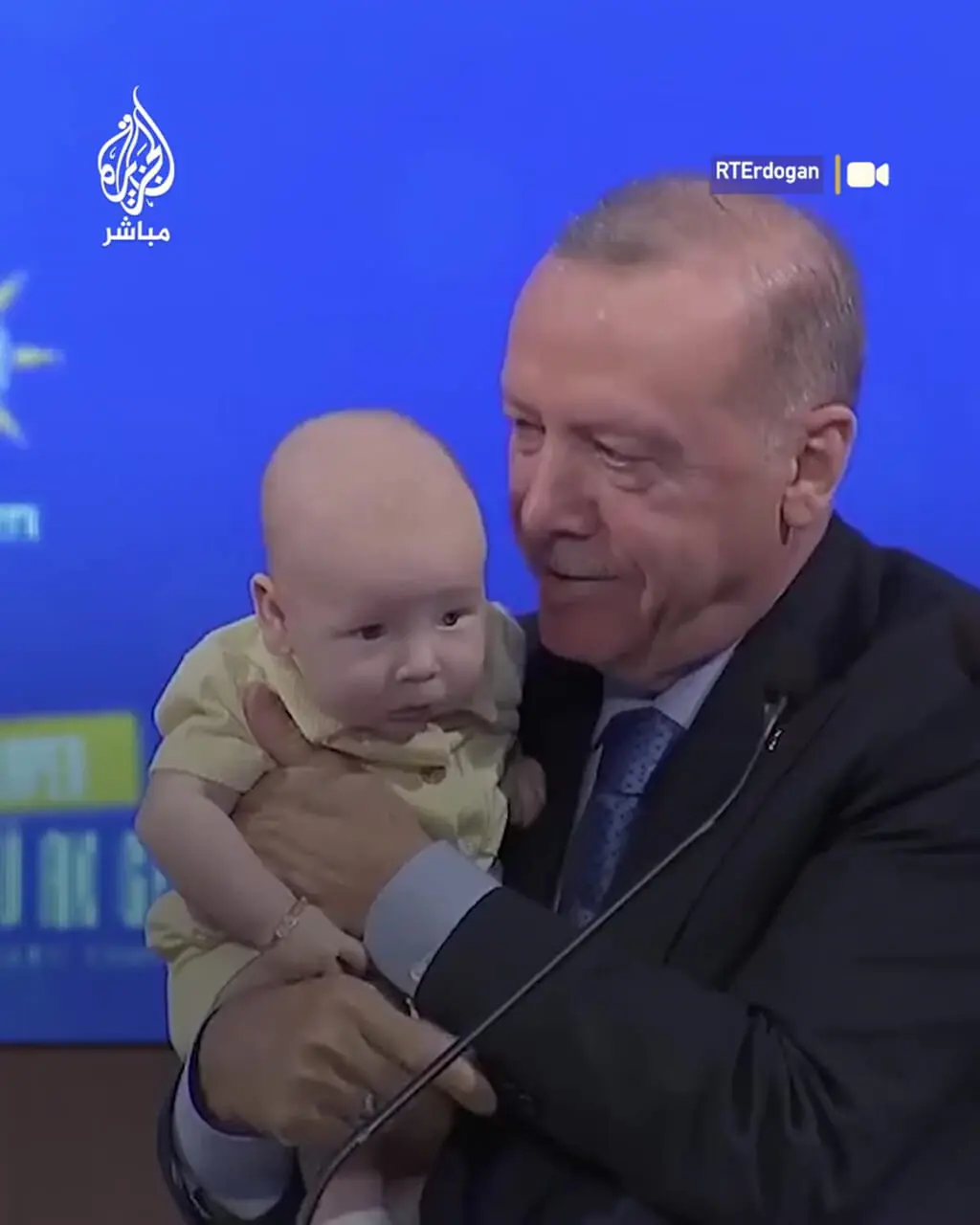اردوغان لحظه ای از تصویر را با یک کودک گرفت