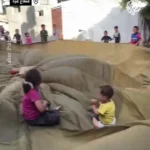 بازی کردن کودکان با چتر