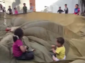 بازی کردن کودکان با چتر